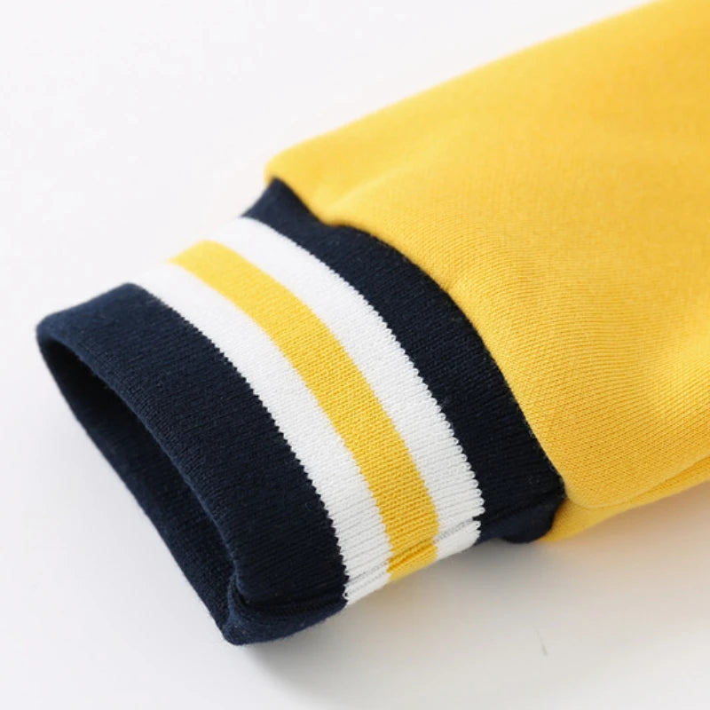 Chaqueta de béisbol estilo universitario para niños de 2 a 7 años.