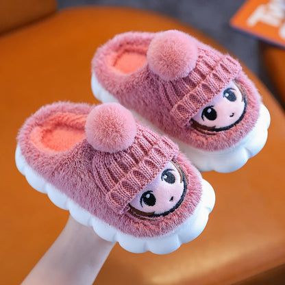 Pantuflas cálidas de dibujos animados para niños en el interior