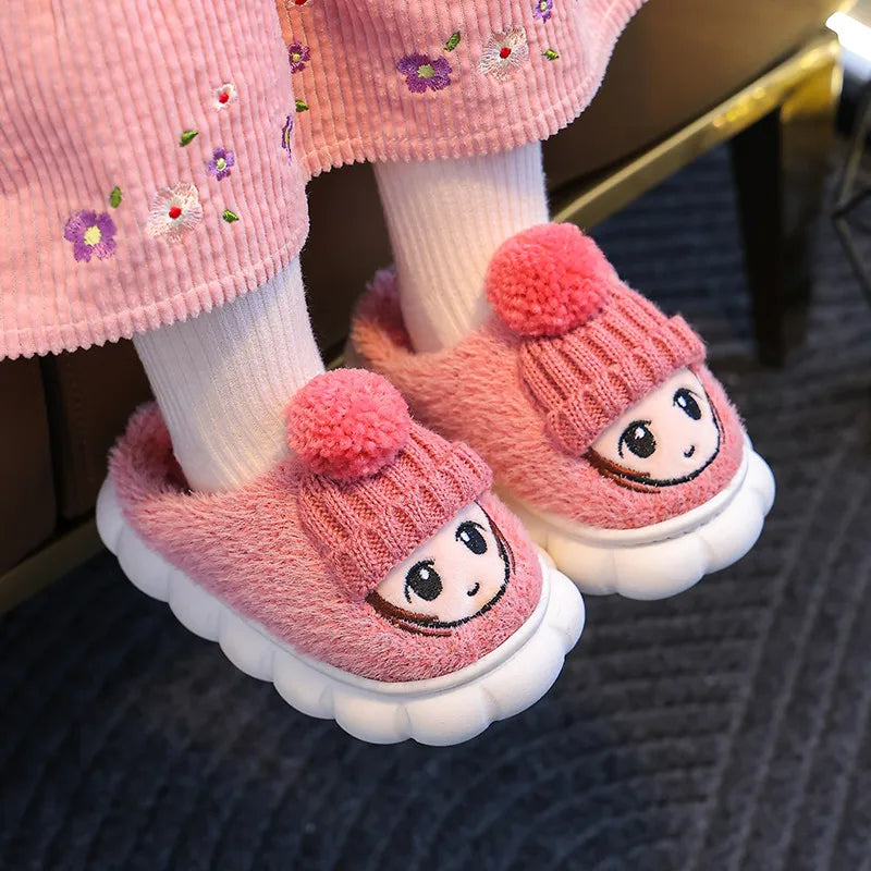 Pantuflas cálidas de dibujos animados para niños en el interior
