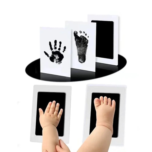 Kit DIY para hacer un souvenir de huellas de pies o manos sobre fondo blanco Multivariante