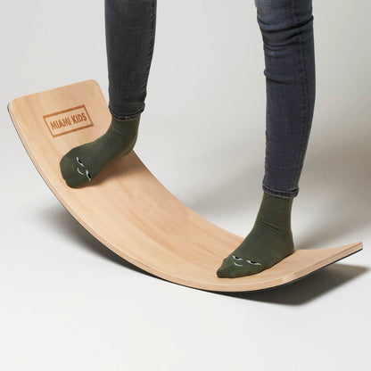 Tavola Wobbel Balance Board in legno naturale ispirata a Montessori