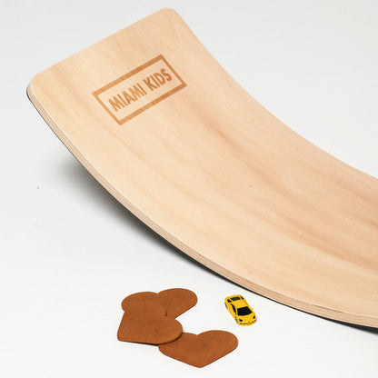 Tavola Wobbel Balance Board in legno naturale ispirata a Montessori