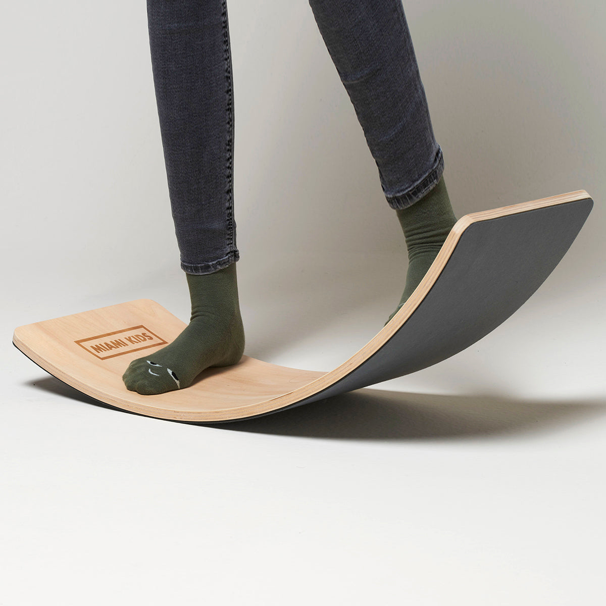 Tavola Wobbel Balance Board in legno naturale ispirata a Montessori