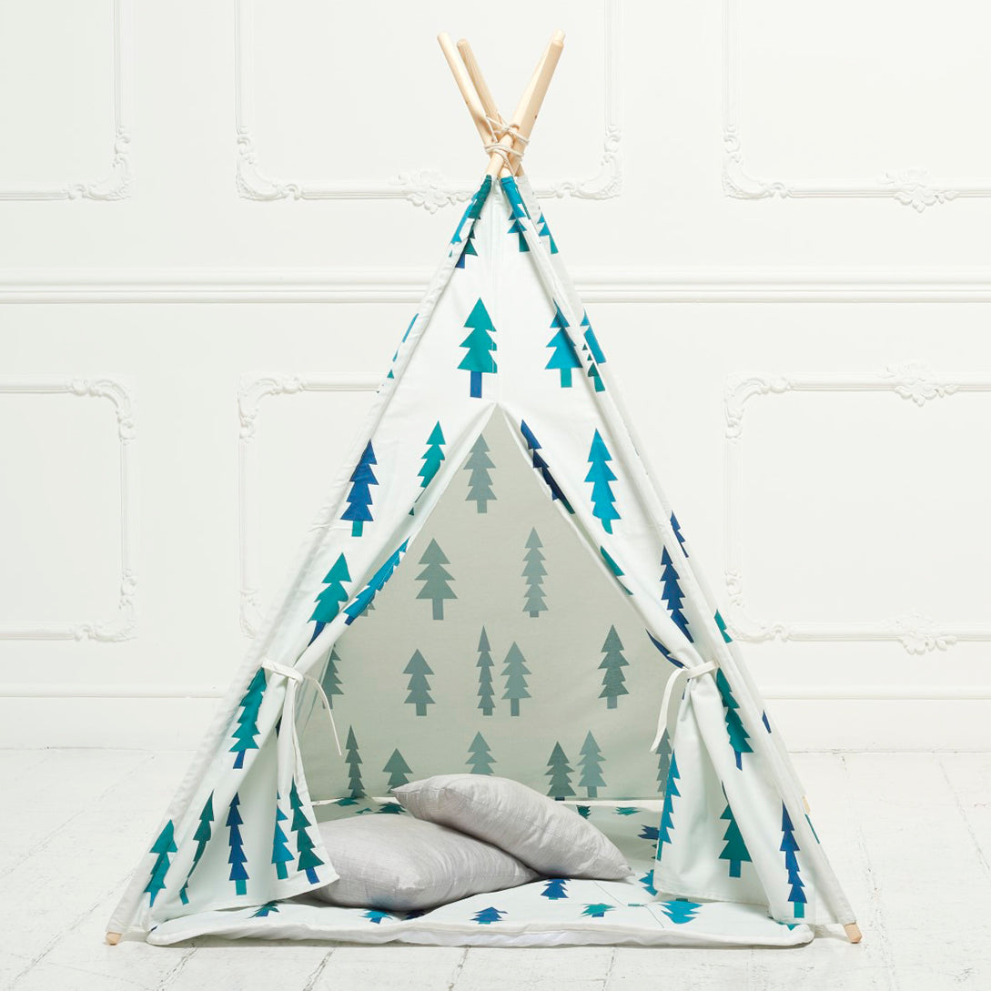 Tienda de juegos tipi blanca con árboles y cojín