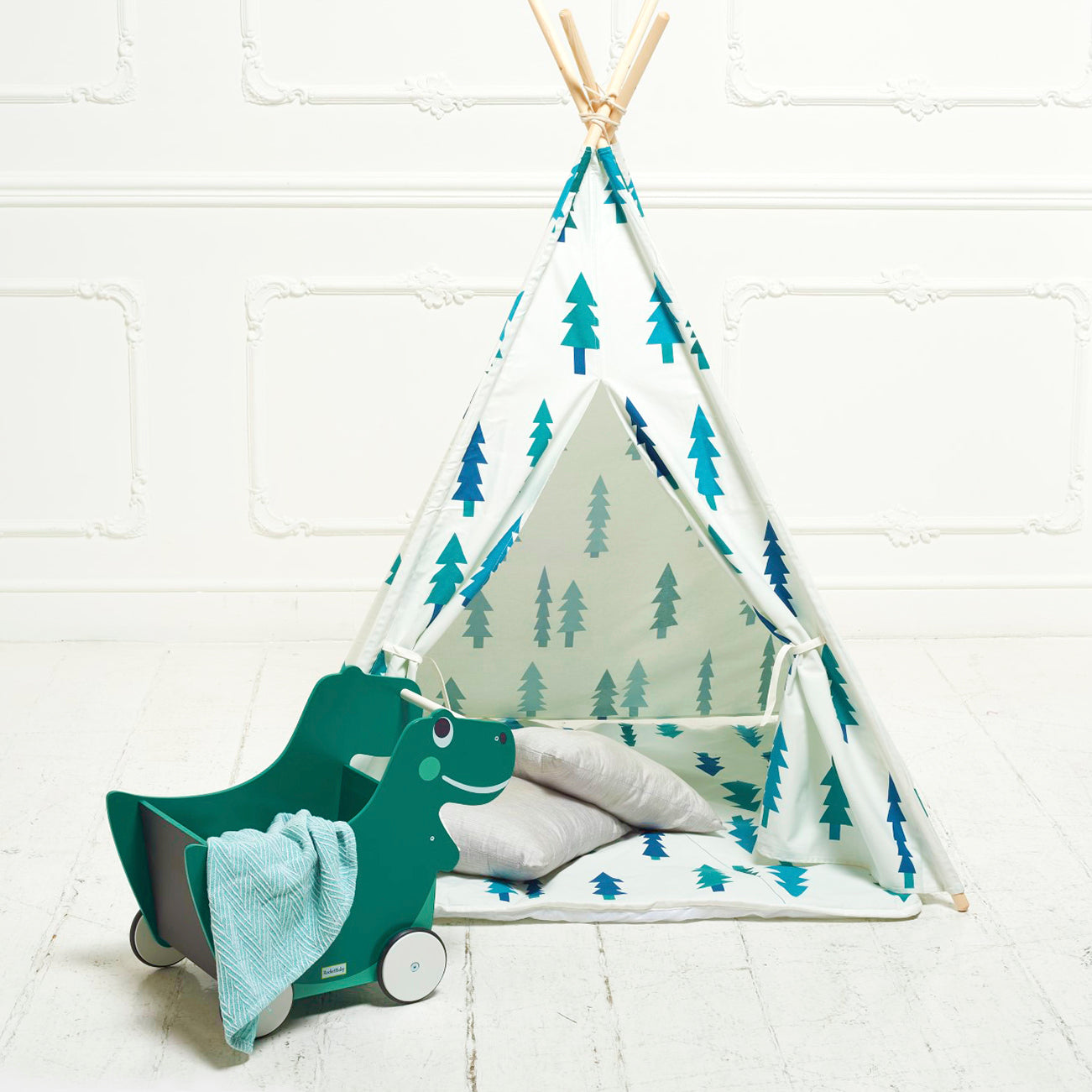 Tienda de juegos tipi blanca con árboles y cojín
